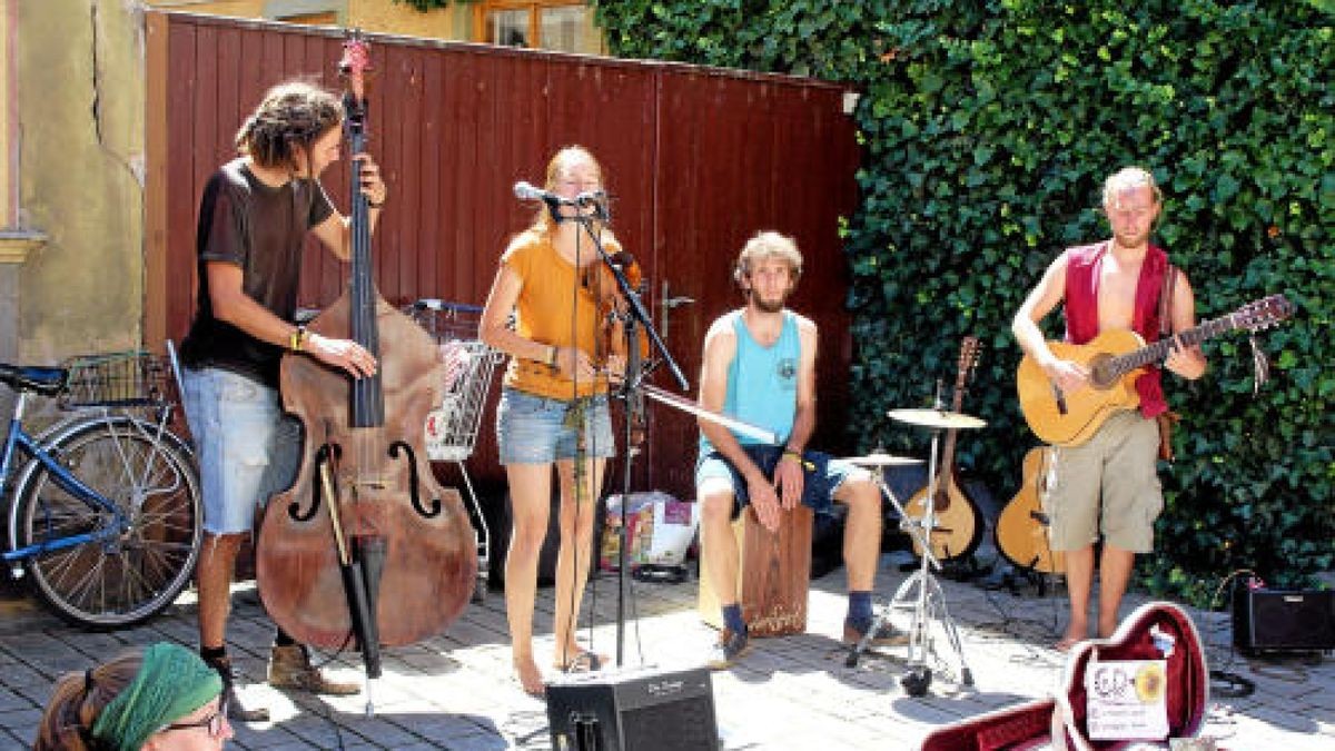 Rudolstadt-Festival 2018: Zehntausende Gäste feiern wie jedes Jahr am ersten Juli-Wochenende mit Künstlern aus aller Welt ein friedliches Fest. Hier die Eindrücke, die unsere Reporter sammeln konnen, in einer Bilderschau.