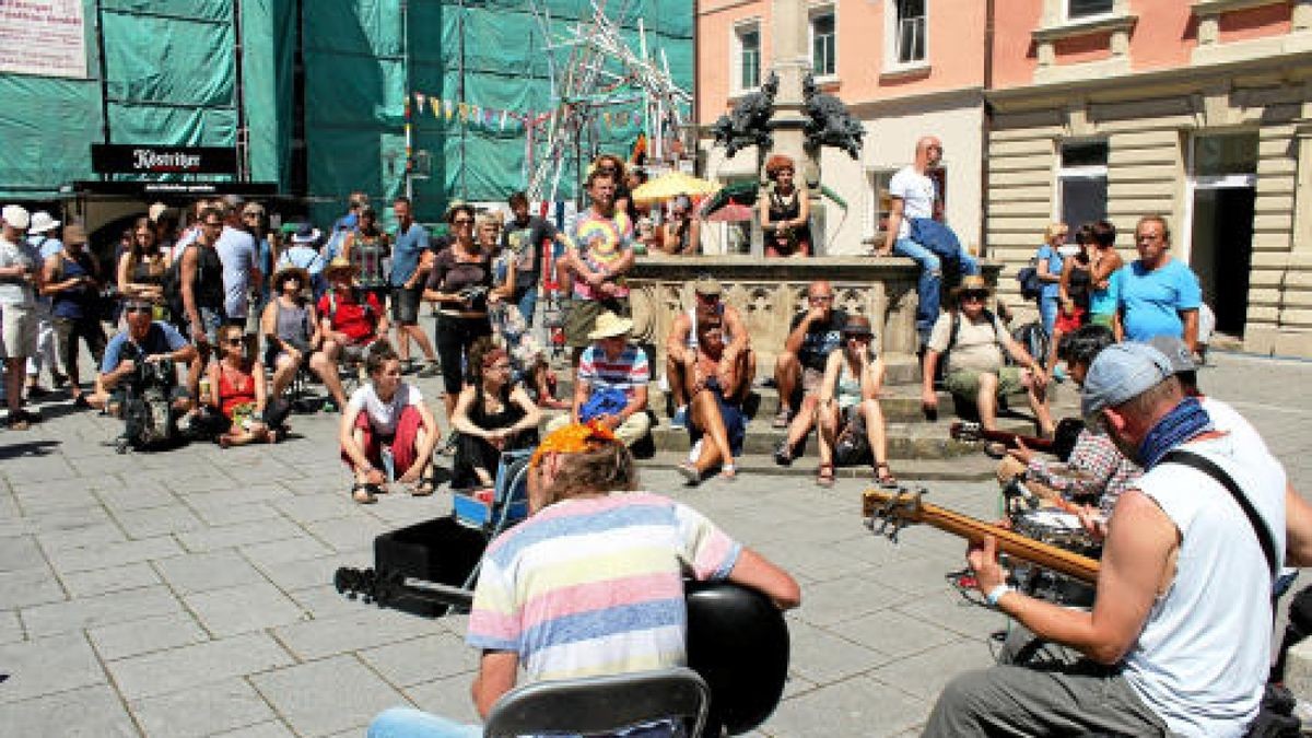 Rudolstadt-Festival 2018: Zehntausende Gäste feiern wie jedes Jahr am ersten Juli-Wochenende mit Künstlern aus aller Welt ein friedliches Fest. Hier die Eindrücke, die unsere Reporter sammeln konnen, in einer Bilderschau.