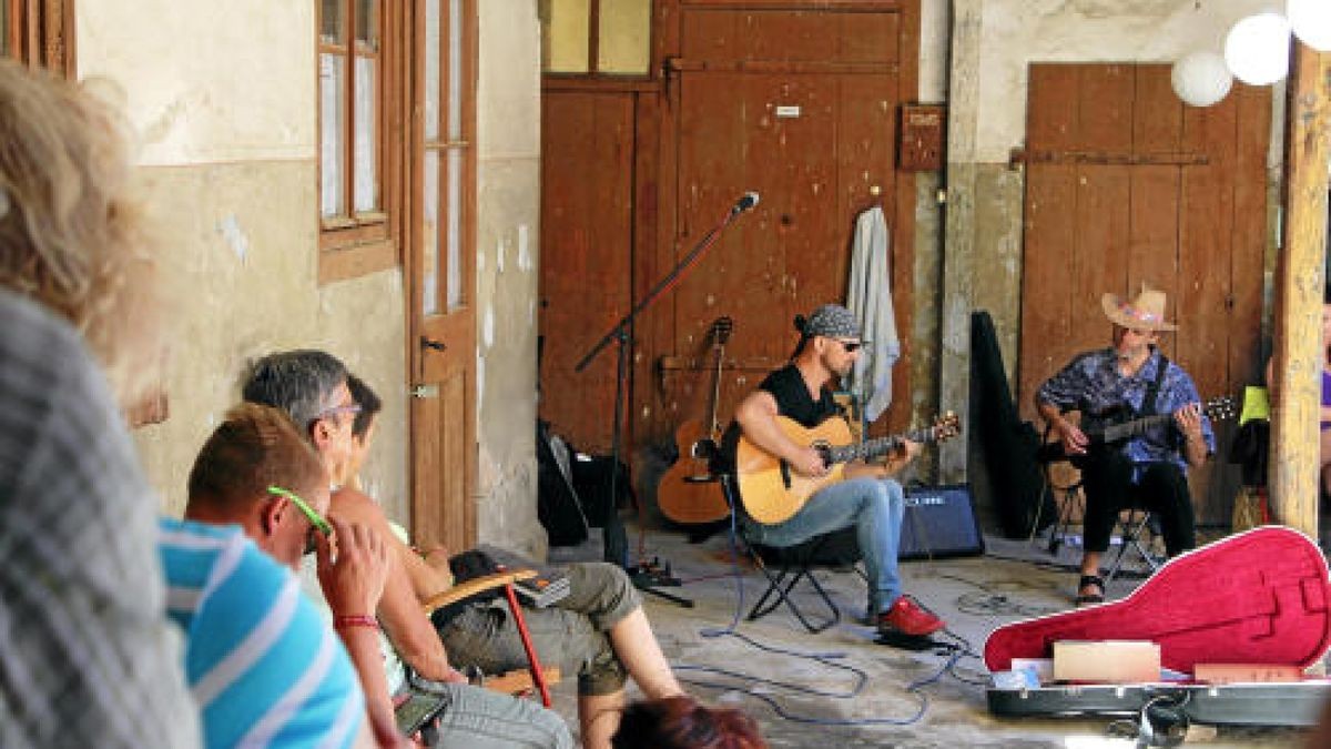 Rudolstadt-Festival 2018: Zehntausende Gäste feiern wie jedes Jahr am ersten Juli-Wochenende mit Künstlern aus aller Welt ein friedliches Fest. Hier die Eindrücke, die unsere Reporter sammeln konnen, in einer Bilderschau.