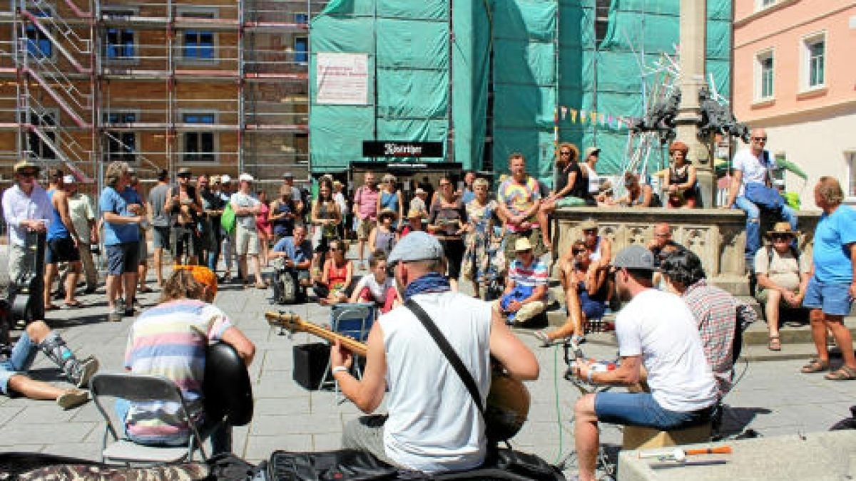 Rudolstadt-Festival 2018: Zehntausende Gäste feiern wie jedes Jahr am ersten Juli-Wochenende mit Künstlern aus aller Welt ein friedliches Fest. Hier die Eindrücke, die unsere Reporter sammeln konnen, in einer Bilderschau.