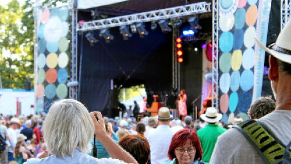 Rudolstadt-Festival 2018: Zehntausende Gäste feiern wie jedes Jahr am ersten Juli-Wochenende mit Künstlern aus aller Welt ein friedliches Fest. Hier die Eindrücke, die unsere Reporter sammeln konnen, in einer Bilderschau.