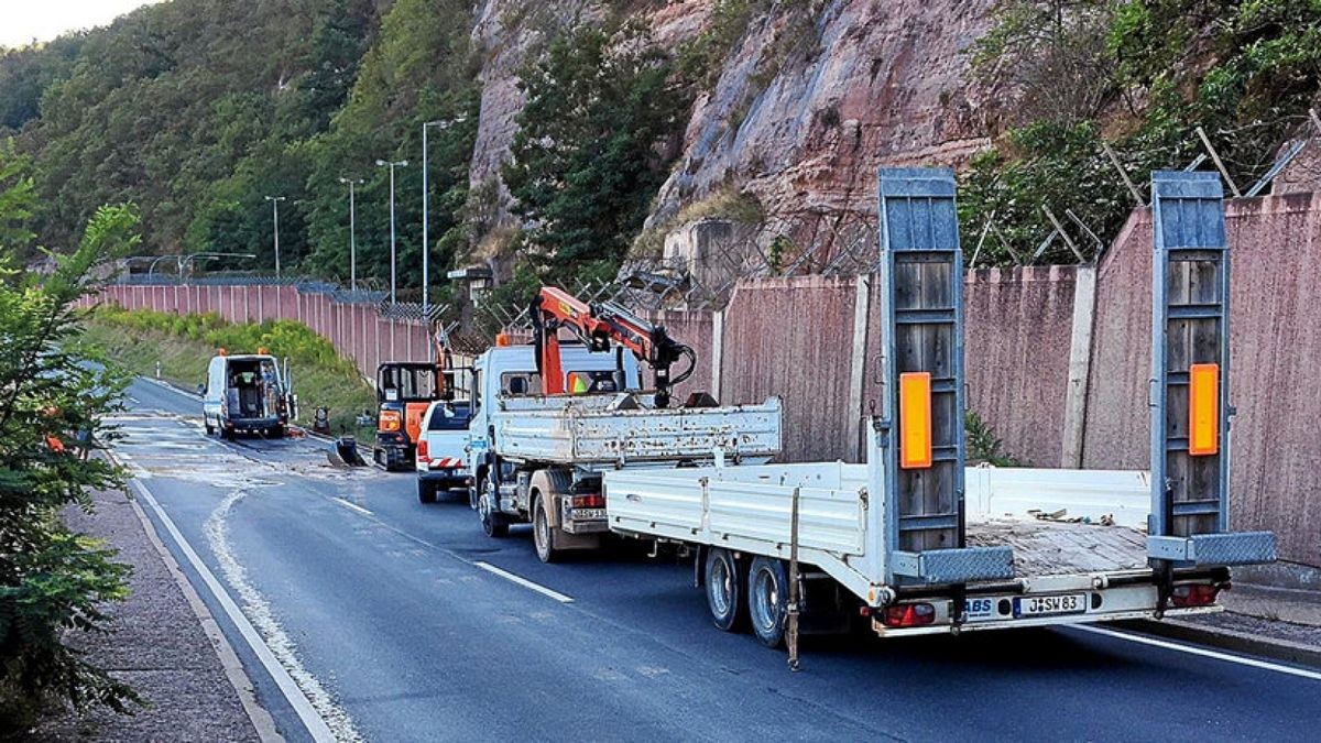 Die B 88 ist zwischen Rothenstein und Kahla gesperrt. Grund ist ein Wasserrohrbruch. Foto: Lutz Prager