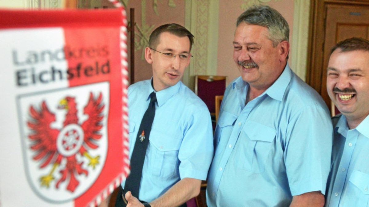 Thomas Müller (links) ist nun zum 1. August zum stellvertretenden Kreisbrandinspektor für das Eichsfeld ernannt.Carsten Bürger hat seine Tätigkeit als Kreisbrandmeister für den Bereich Leinefelde-Worbis beendet . Nachfolger ist Silvio Lobing (rechts).