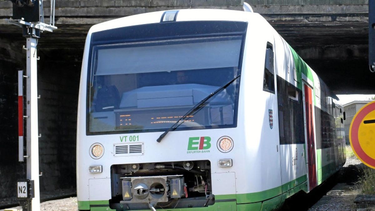 Pünktlich um 13.36 Uhr verlässt der Zug EB 27 vom Zugsteig 4 gestern den Sömmerdaer Bahnhof und strebt über Kölleda dem Zielort Buttstädt entgegen. Ab dem 13. August verkehren auf der Strecke nachmittags zwei Züge mehr.