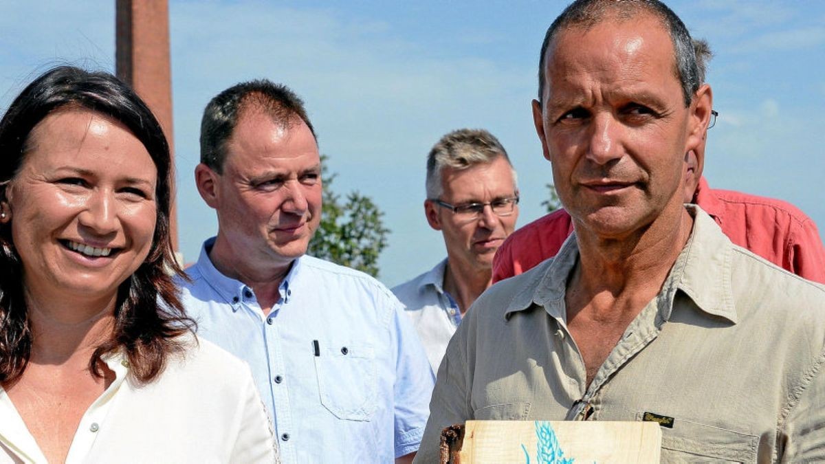 Umweltministerin Anja Siegesmund überreichte dem Genossenschafts-Geschäftsführer Andreas Umbreit die Auszeichnung Natura-2000-Landwirt.