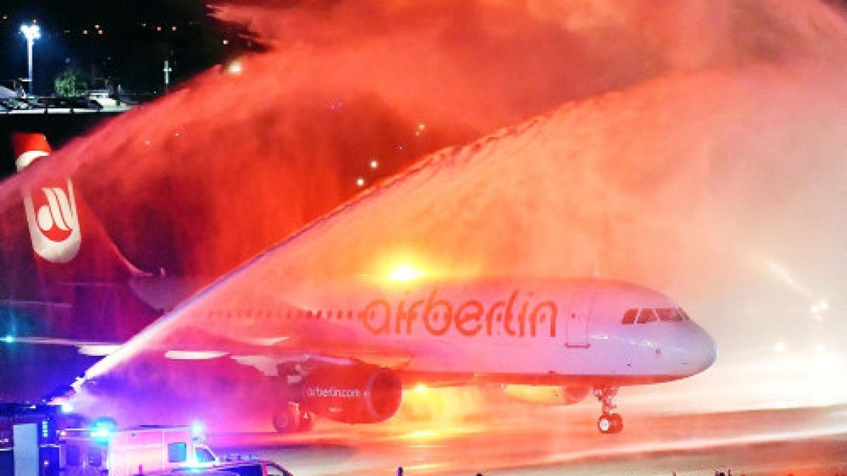 Aus und vorbei: Die letzte Air-Berlin-Maschine wird am 27. Oktober 2017 am Flughafen Berlin-Tegel empfangen. Foto: Paul Zinken/ dpa