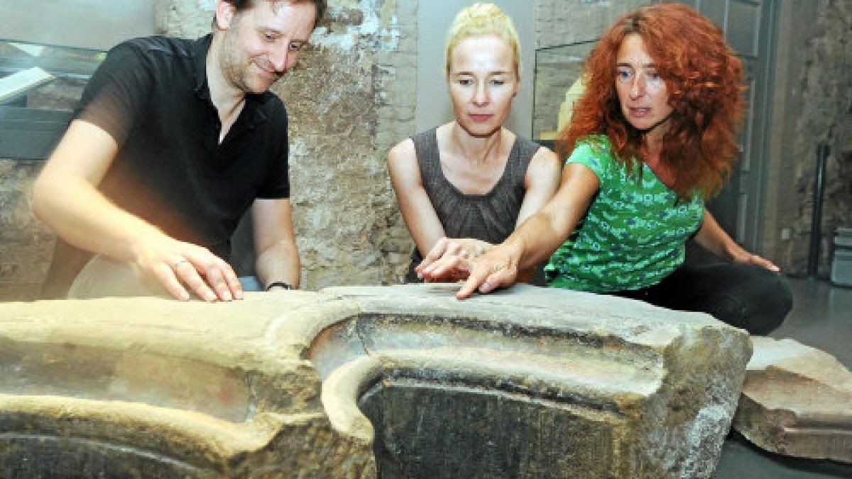 Simon Paulus, Tina Bode und Maria Stürzbecher (von links) sind Kuratoren der Sonderausstellung „Als Fels errichtet , um zu danken“. Foto: Marco Schmidt