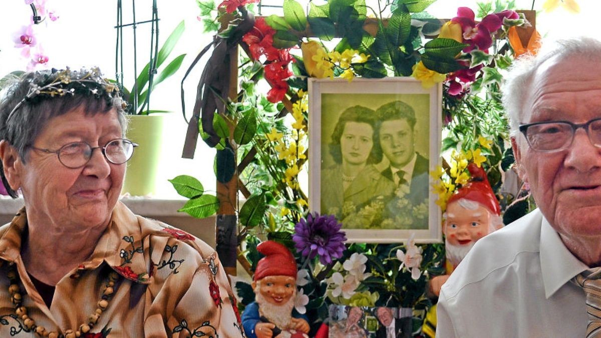 Heute und vor 60 Jahren: Ursula und Dieter Wagner feiern ihre diamantene Hochzeit mit einem Foto ihrer Hochzeit.