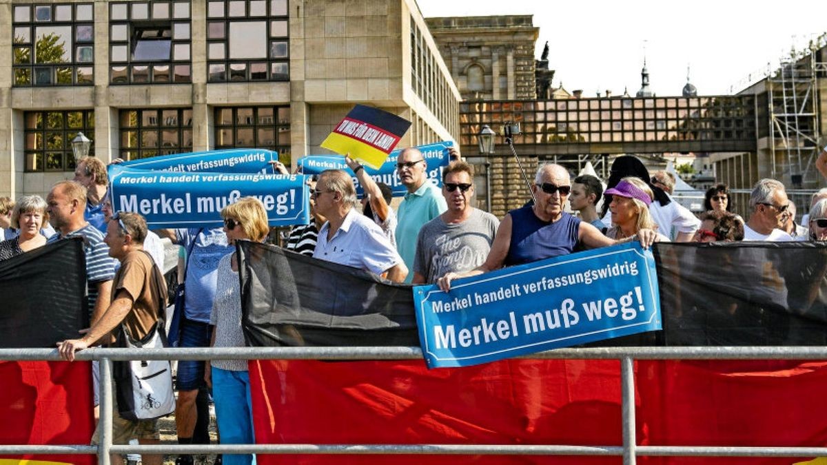 Angänger von Pegida und AfD protestieren gegen den Besuch der Kanzlerin.