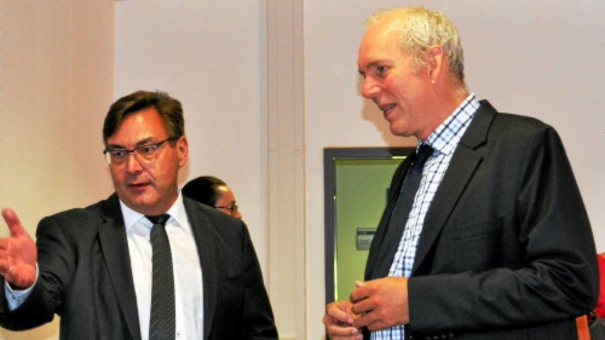 Jakob von Weizsäcker (rechts) im Gespräch mit dem Schulleiter Gunnar Pfeil. Im Hintergrund ist die Abteilungsleiterin der Berufsausbildung, Sandra Böhlke, zu sehen.Foto: Katja Schmidberger