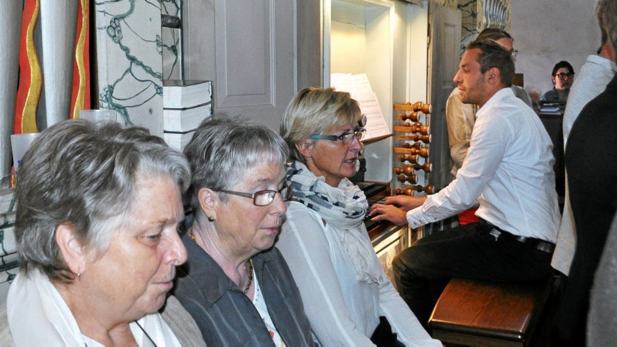 Mit „Nun danket alle Gott mit Herzen, Mund und Händen...“ erklingt die Orgel in der Kirche von Ifta erstmals wieder. Frank Beer gestaltete mit dem örtlichen Gesangverein „Frohsinn“, dem Michael-Praetorius-Chor aus Creuzburg und dem Posaunen-Chor aus Ifta den Gottesdienst.