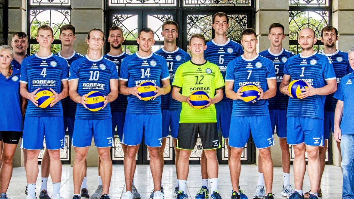 Unter dem neuen Namen Blue Volleys Gotha starten die VC-Männer am 15. September mit einem Heimspiel gegen VYS Friedrichshafen als Aufsteiger in die zweite Bundesliga. Am vergangenen Montag wurde die neue Mannschaft im Pavillon Schloss Mönchshof in Gotha-Siebleben offiziell vorgestellt. Die Blue Volleys Gotha der Saison 2018/2019: (hinten von links) Co-Trainer Martin Fischer, Anselm Rein, Elias Landsmann, Robert Poole, Felix Lesche, Christoph Aßmann, Marcel Herrmann( Kapitän), (vorne von links) Jörg Fischer (Vereins-Manager ), Peggy Raschke (Physiotherapie), Robert Werner, Patrick Strzalkowski, Tomasz Gorski, Max Stückrad, Christian David, Liviu Moise, Holger Ludwig (Technik), Gabi Fischer (Team-Managerin ), Jörg Schulz (Trainer).