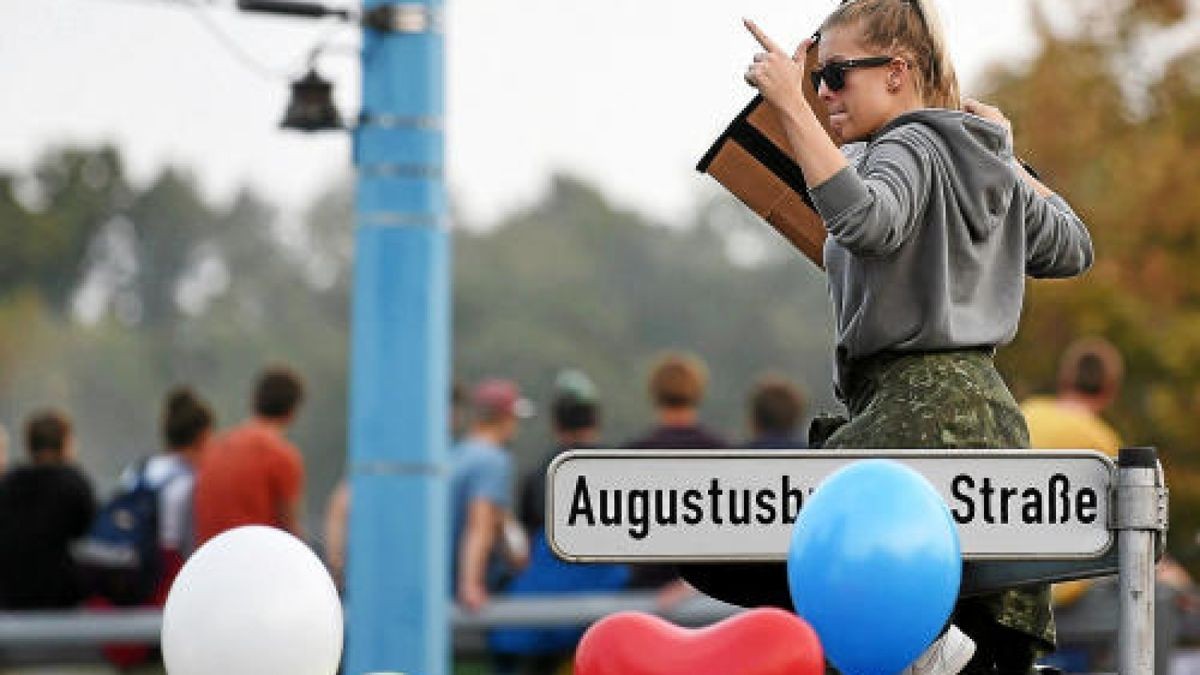 Konzert unter dem Motto #wirsindmehr auf dem Parkplatz vor der Johanniskirche in Chemnitz. Foto: Sebastian Kahnert/dpa