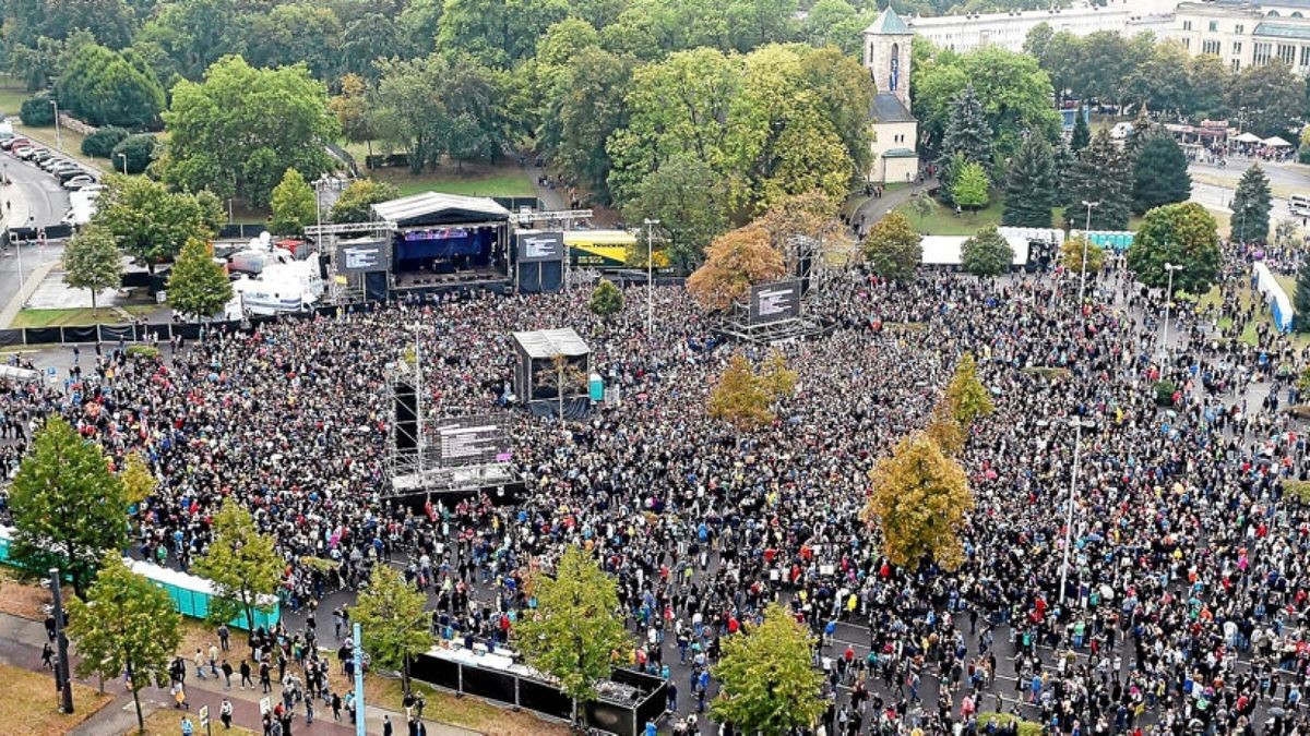 Zuschauer stehen vor dem Konzert unter dem Motto „#wirsindmehr“ auf dem Parkplatz vor der Johanniskirche. Bei dem Konzert wollten unter anderem Marteria und Casper, Kraftclub und die Toten Hosen auftreten.