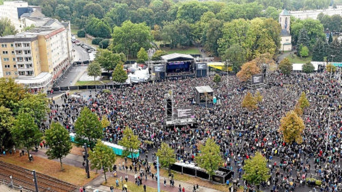 Konzert unter dem Motto #wirsindmehr auf dem Parkplatz vor der Johanniskirche in Chemnitz. Foto: Sebastian Kahnert/dpa