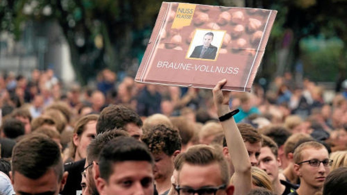 Konzert unter dem Motto #wirsindmehr auf dem Parkplatz vor der Johanniskirche in Chemnitz. Foto: Sebastian Willnow/dpa