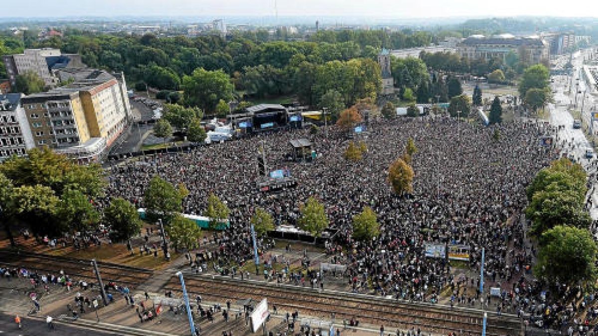 Konzert unter dem Motto #wirsindmehr auf dem Parkplatz vor der Johanniskirche in Chemnitz. Foto: Sebastian Kahnert/dpa