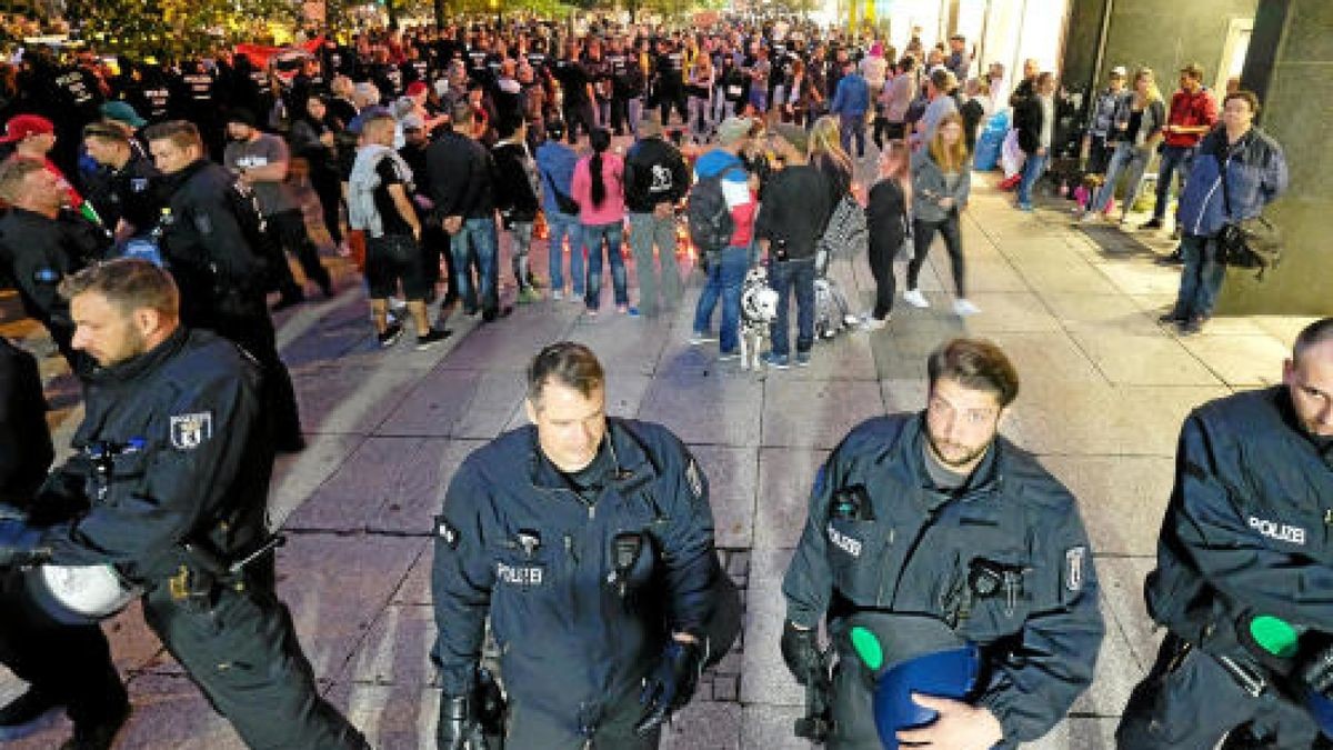 Konzert unter dem Motto #wirsindmehr auf dem Parkplatz vor der Johanniskirche in Chemnitz. Foto: Sebastian Willnow/dpa