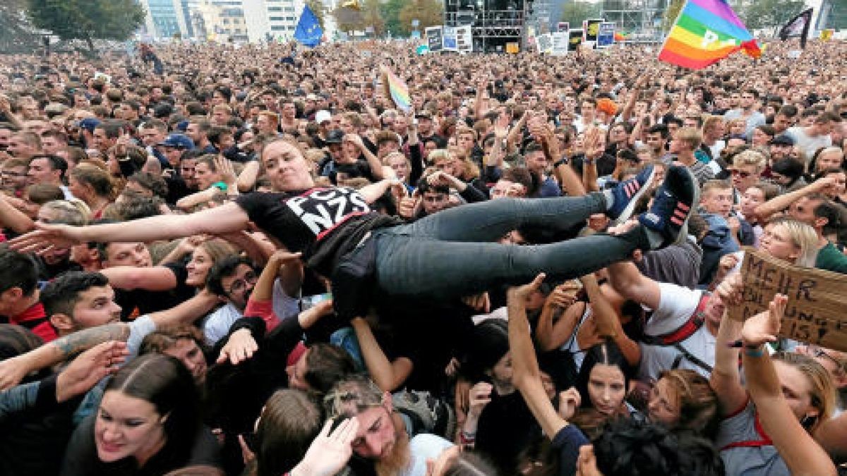 Konzert unter dem Motto #wirsindmehr auf dem Parkplatz vor der Johanniskirche in Chemnitz. Foto: Sebastian Willnow/dpa