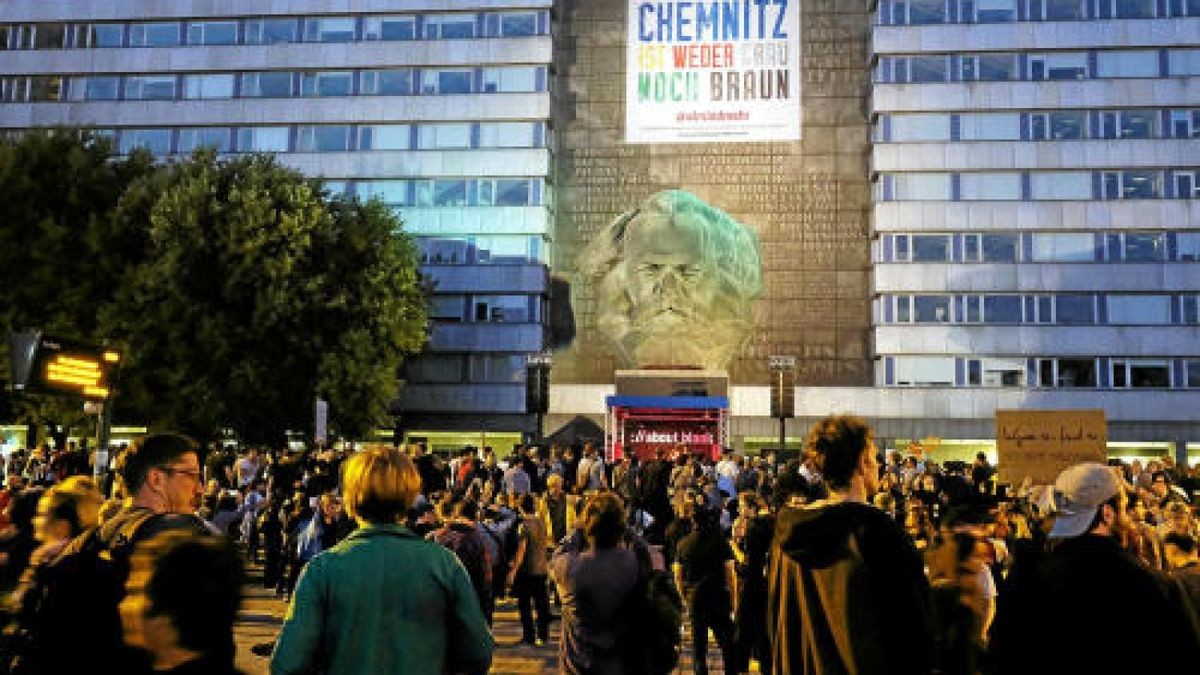 Konzert unter dem Motto #wirsindmehr auf dem Parkplatz vor der Johanniskirche in Chemnitz. Foto: Sebastian Willnow/dpa