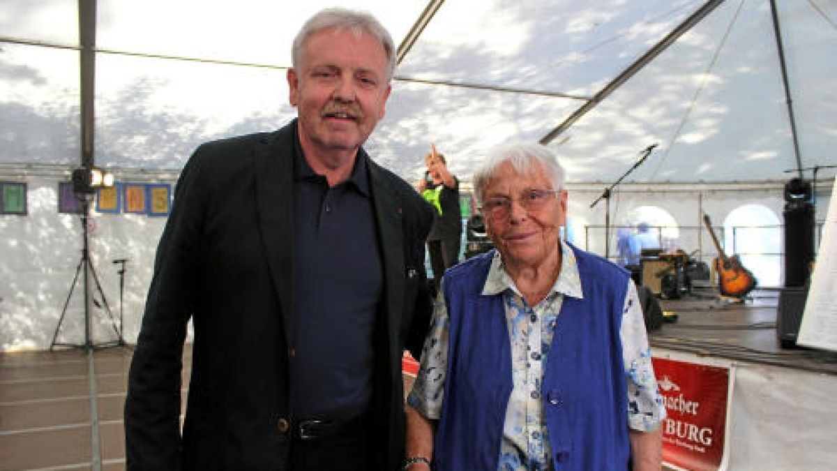 Der frühere Schulleiter Gerhard Lorenz mit der ältesten Abiturientin, die zum Schulfest gekommen ist, Hildegard Neuffler (93), Abiturjahrgang 1944, die Ärztin lebt in Stuttgart.