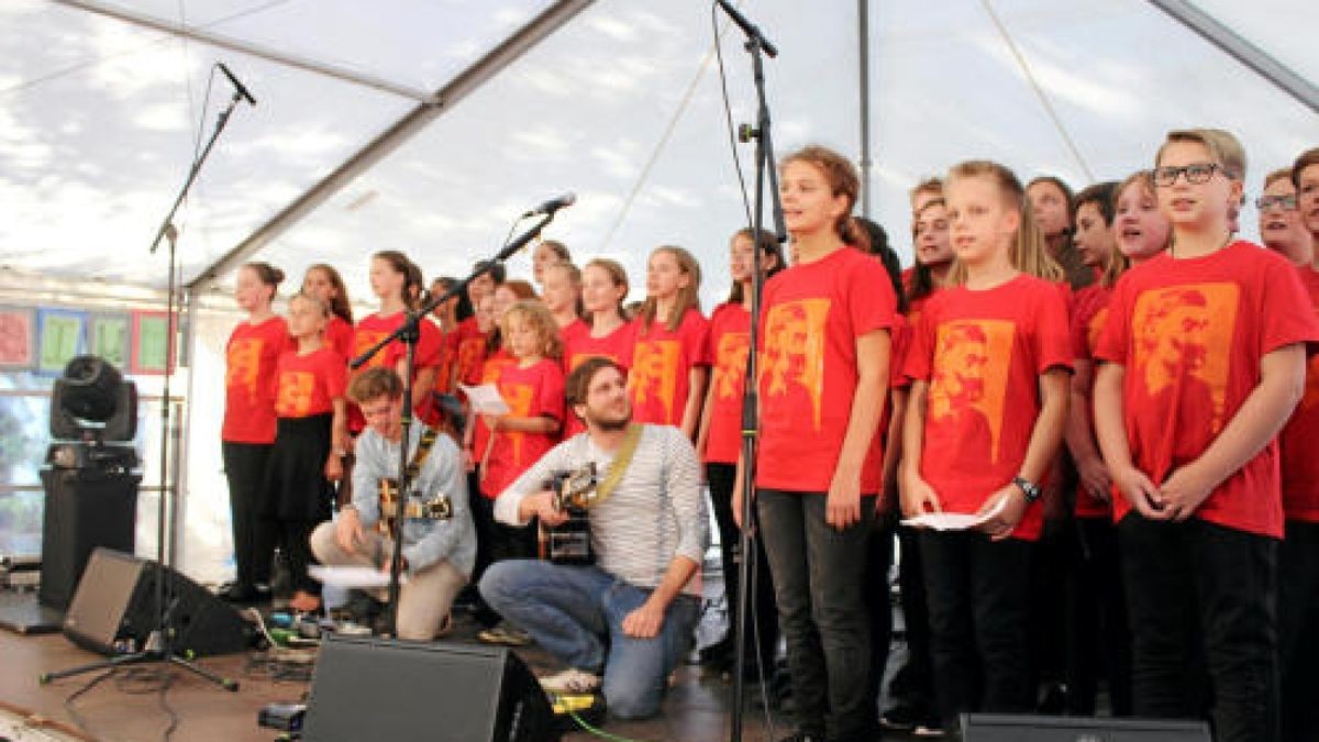 Auftritt des Schulchores auf der Bühne im Festzelt.