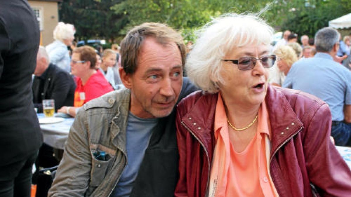 Schauspieler Thorstgen Merten (links) mit seiner Klassenlehrerin Karin Obst sowie Udo Bakowsky (rechts) aus dem Abiturjahrgang 1982.