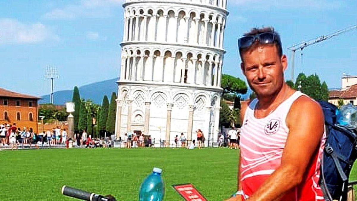 Ein Must-have: Foto mit dem Schiefen Turm von Pisa. Gut die Hälfte der Strecke lag da noch vor Daniel Greiner.