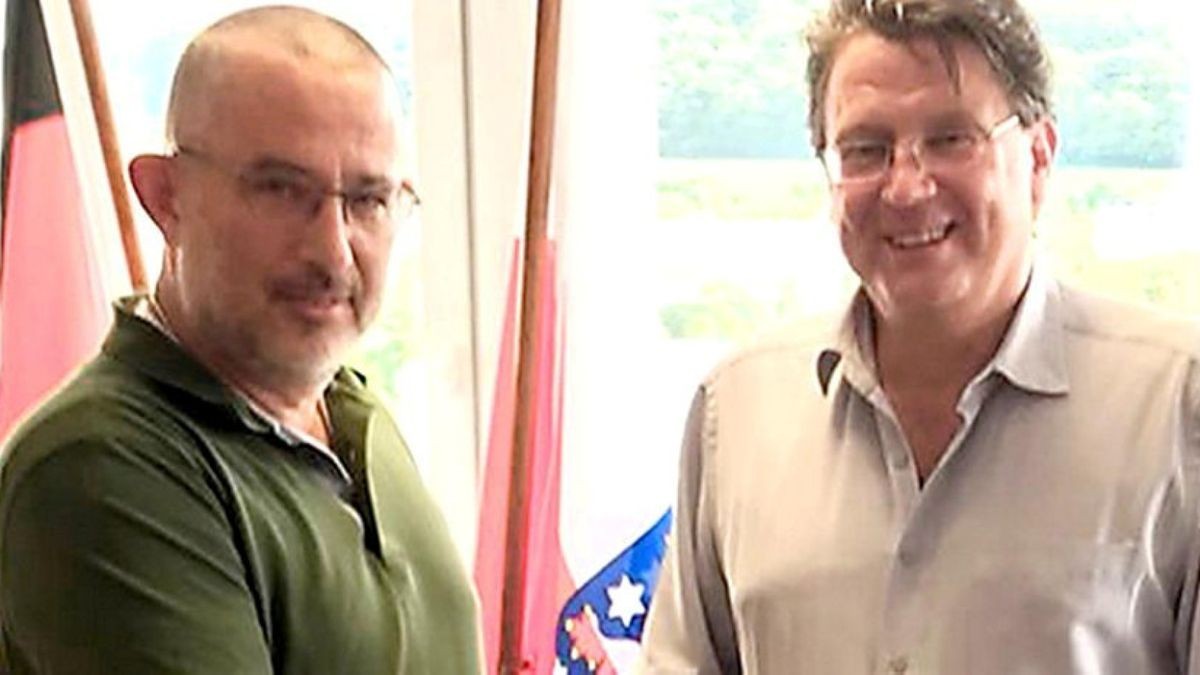 Dieses Foto verbreitete der AfD-Bundestagsabgeordnete Stephan Brandner (rechts) öffentlich per Twitter. Laut eigenen Angaben zeigt es ihn während seines Besuchs am 22. Mai beim Thüringer Verfassungsschutzchef