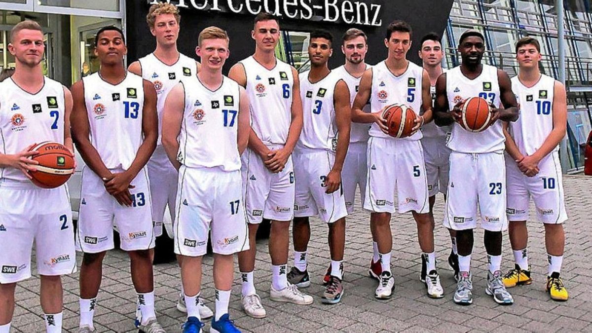 Die Basketball-Löwen bei der Vorstellung in einem Erfurter Autohaus.