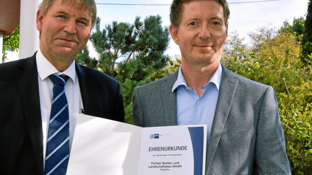 Markus Heyn (rechts) vom IHK Servicecenter Weimar ehrte Geschäftsführer Otto Poppa mit der Urkunde für 25 Jahre Unternehmstätigkeit.