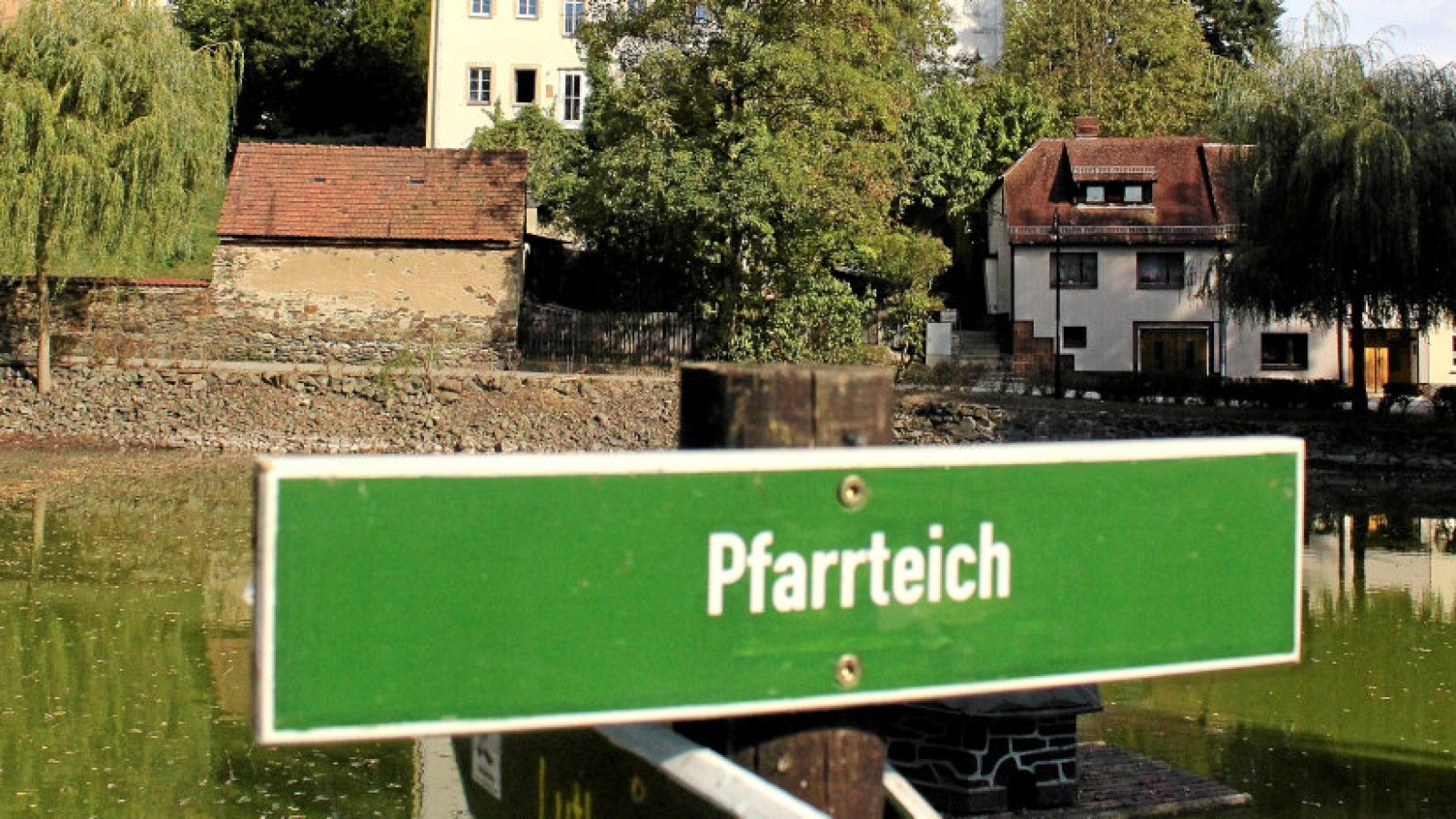 Am Pfarrteich in Auma ist es wieder ordentlich