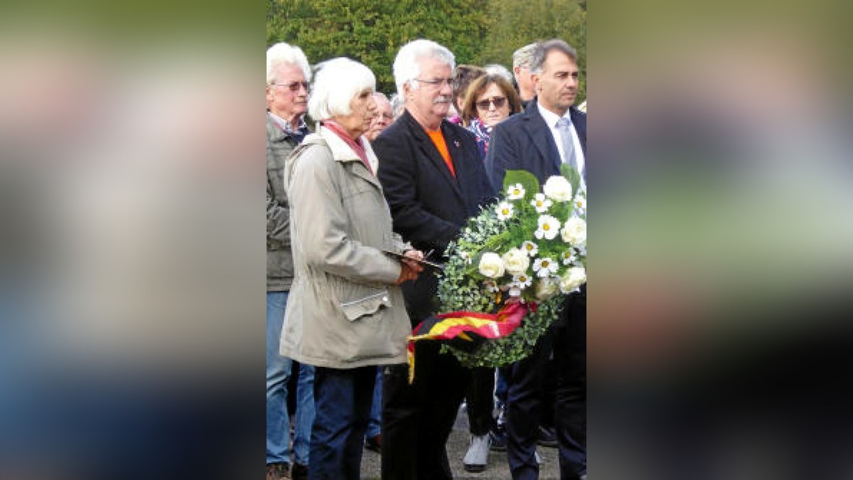 Weimarer Bürgerreise 2018, Kranzniderlegung in Westerbork. Foto: Brigitte Zöllner