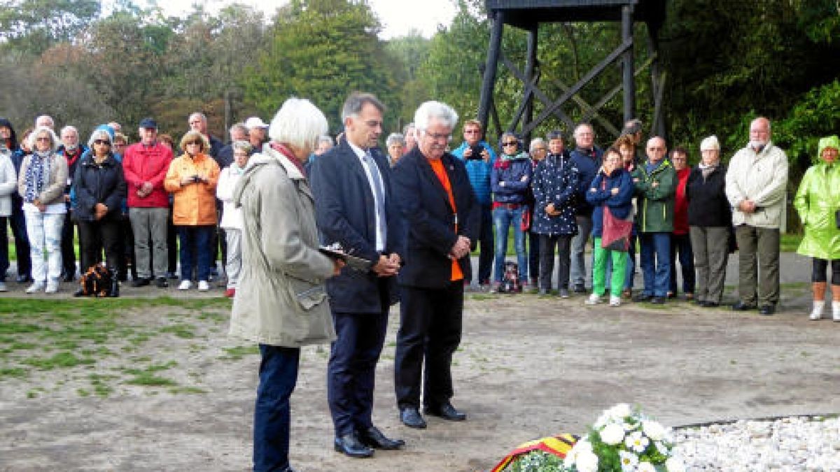 Weimarer Bürgerreise 2018, Kranzniederlegung in Westerbork Foto: Brigitte Zöllner