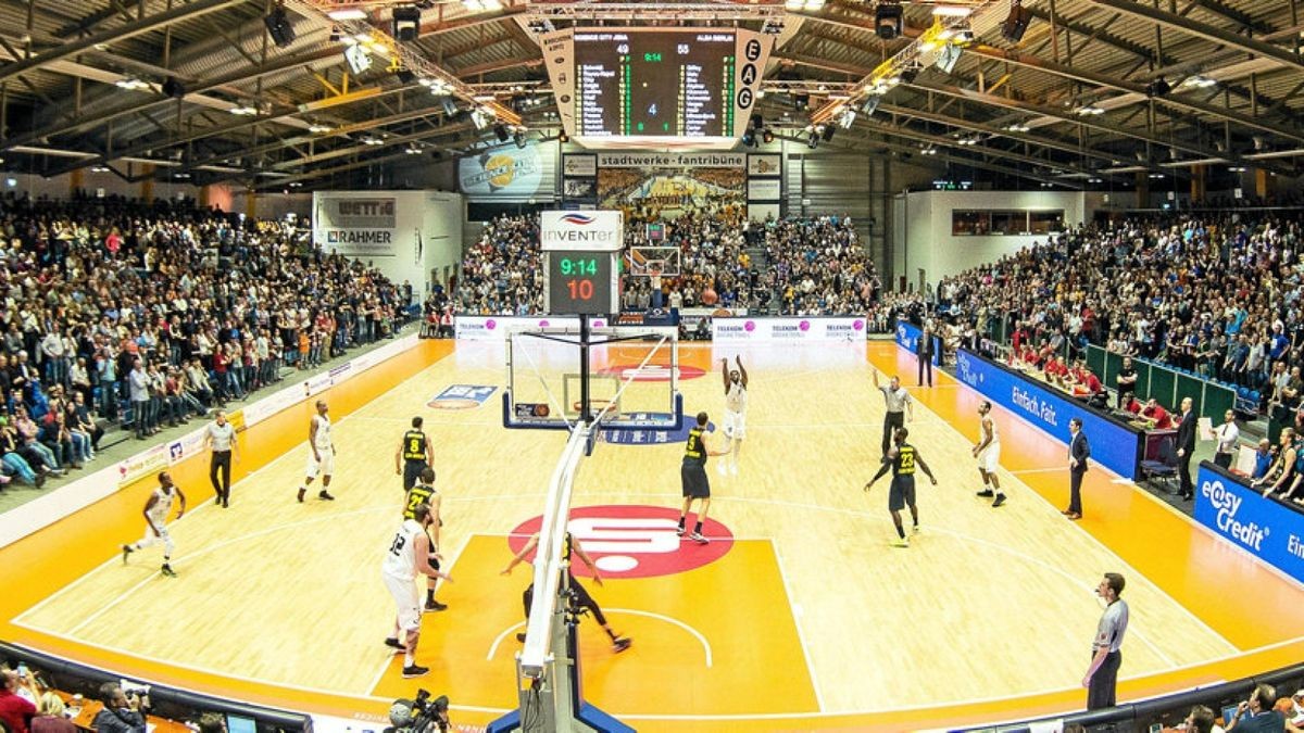 Blick auf das Spielfeld in der Jenaer Arena. Hier sollen die Fans mit ihren Lieblingen auch in der neuen Sasion wieder Siege feiern.