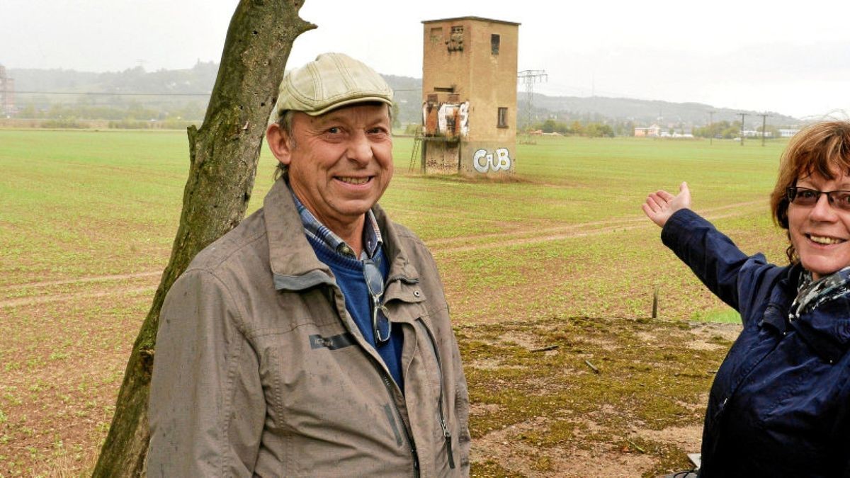 Kerstin und Konrad Schmeißer zeigen das Trafohaus unweit der Elster in Bad Köstritz, welches zum Artenschutzturm umgebaut werden soll