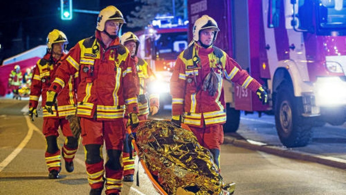 In der Nacht zum Sonntag gab es am Erfurter Hauptbahnhof eine Großübung. Knapp 600 Rettungskräfte simulierten den Einsatz nach einem Anschlag. Foto: Marcus Scheidel