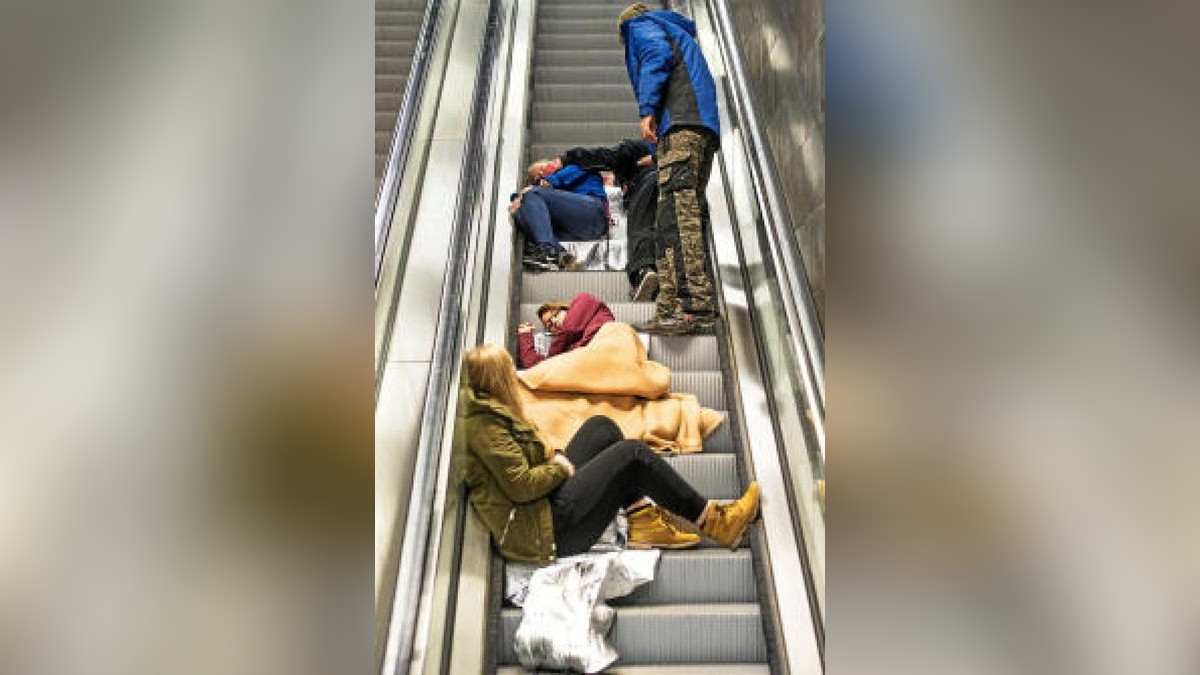 In der Nacht zum Sonntag gab es am Erfurter Hauptbahnhof eine Großübung. Knapp 600 Rettungskräfte simulierten den Einsatz nach einem Anschlag. Foto: Marcus Scheidel