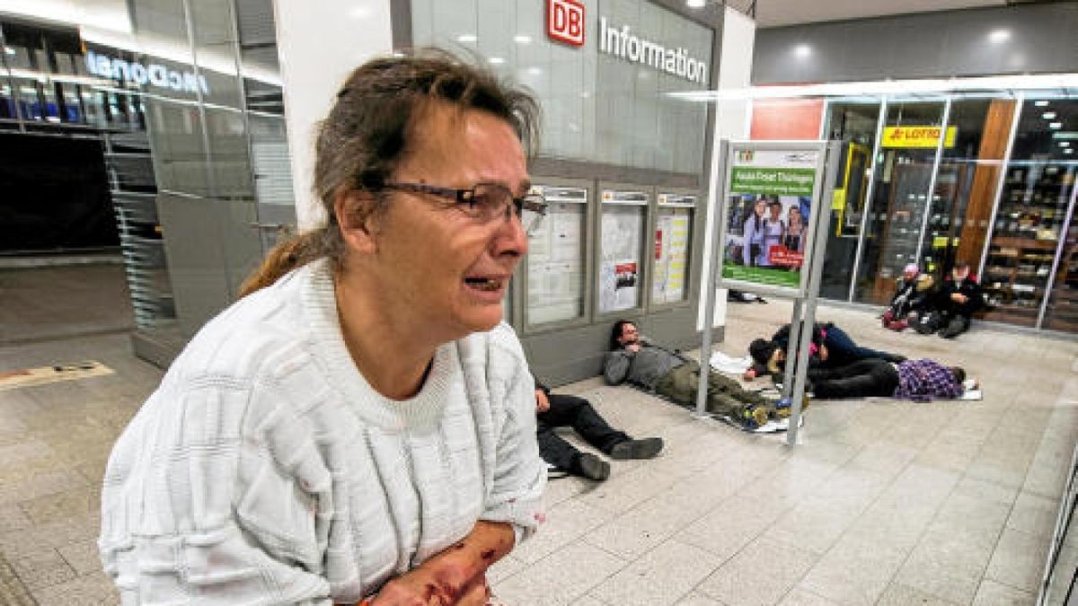 In der Nacht zum Sonntag gab es am Erfurter Hauptbahnhof eine Großübung. Knapp 600 Rettungskräfte simulierten den Einsatz nach einem Anschlag. Foto: Marcus Scheidel