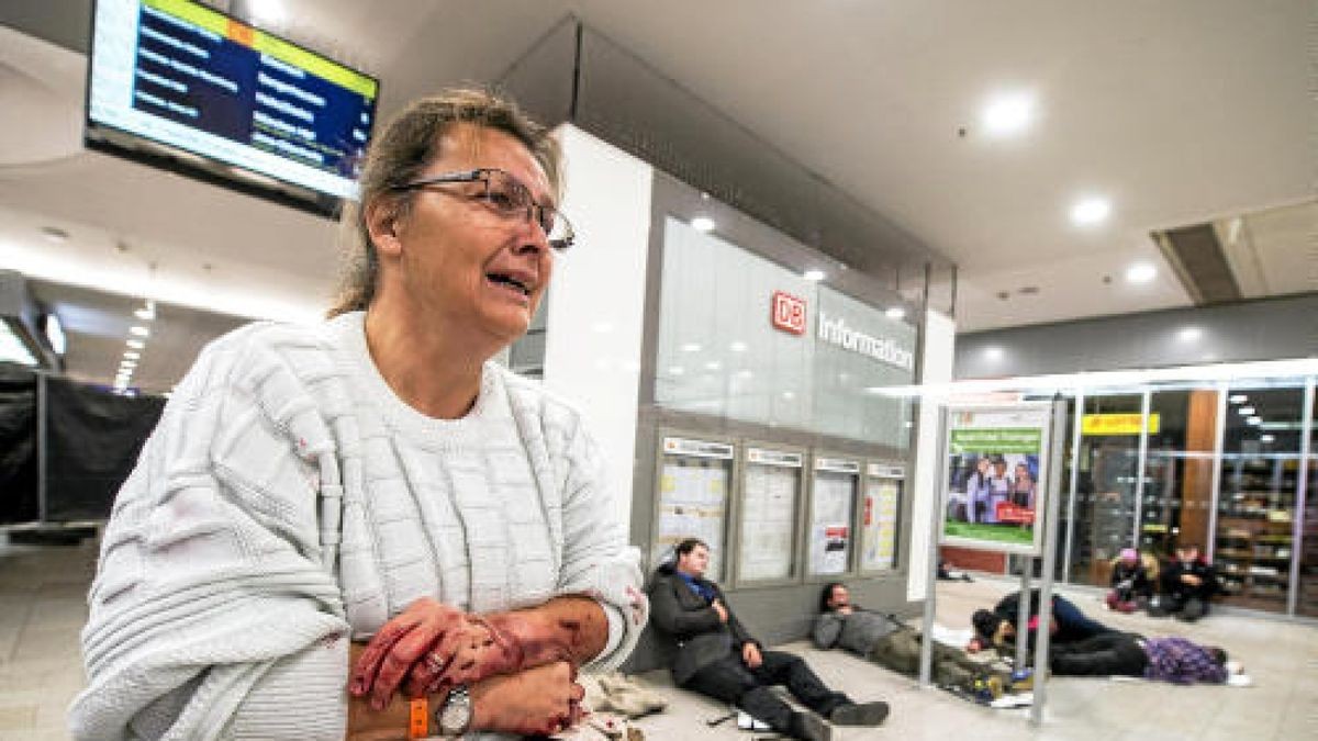 In der Nacht zum Sonntag gab es am Erfurter Hauptbahnhof eine Großübung. Knapp 600 Rettungskräfte simulierten den Einsatz nach einem Anschlag. Foto: Marcus Scheidel