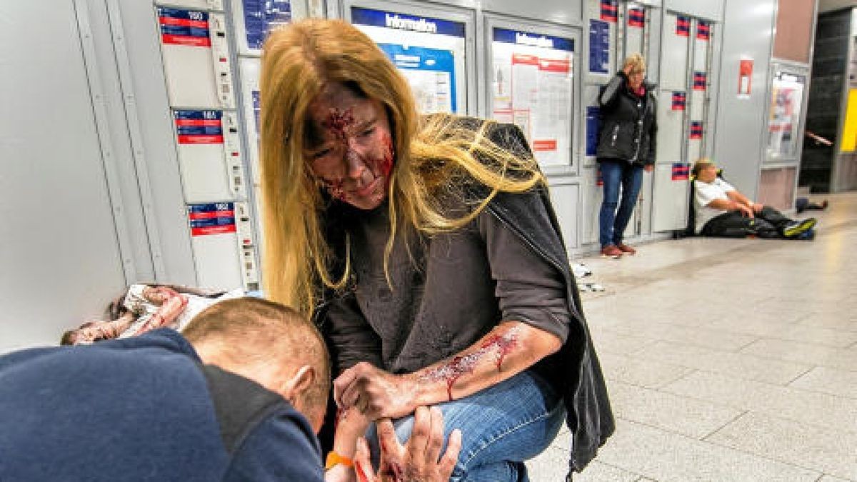 In der Nacht zum Sonntag gab es am Erfurter Hauptbahnhof eine Großübung. Knapp 600 Rettungskräfte simulierten den Einsatz nach einem Anschlag. Foto: Marcus Scheidel