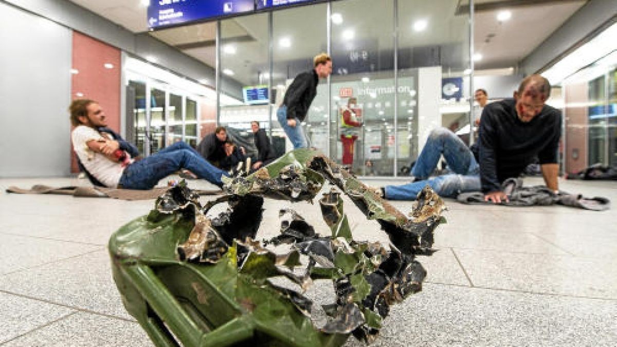 In der Nacht zum Sonntag gab es am Erfurter Hauptbahnhof eine Großübung. Knapp 600 Rettungskräfte simulierten den Einsatz nach einem Anschlag. Foto: Marcus Scheidel