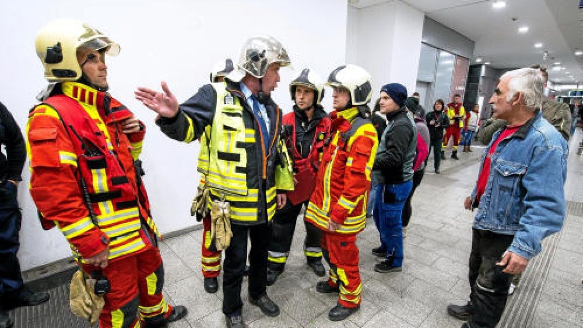 In der Nacht zum Sonntag gab es am Erfurter Hauptbahnhof eine Großübung. Knapp 600 Rettungskräfte simulierten den Einsatz nach einem Anschlag. Foto: Marcus Scheidel