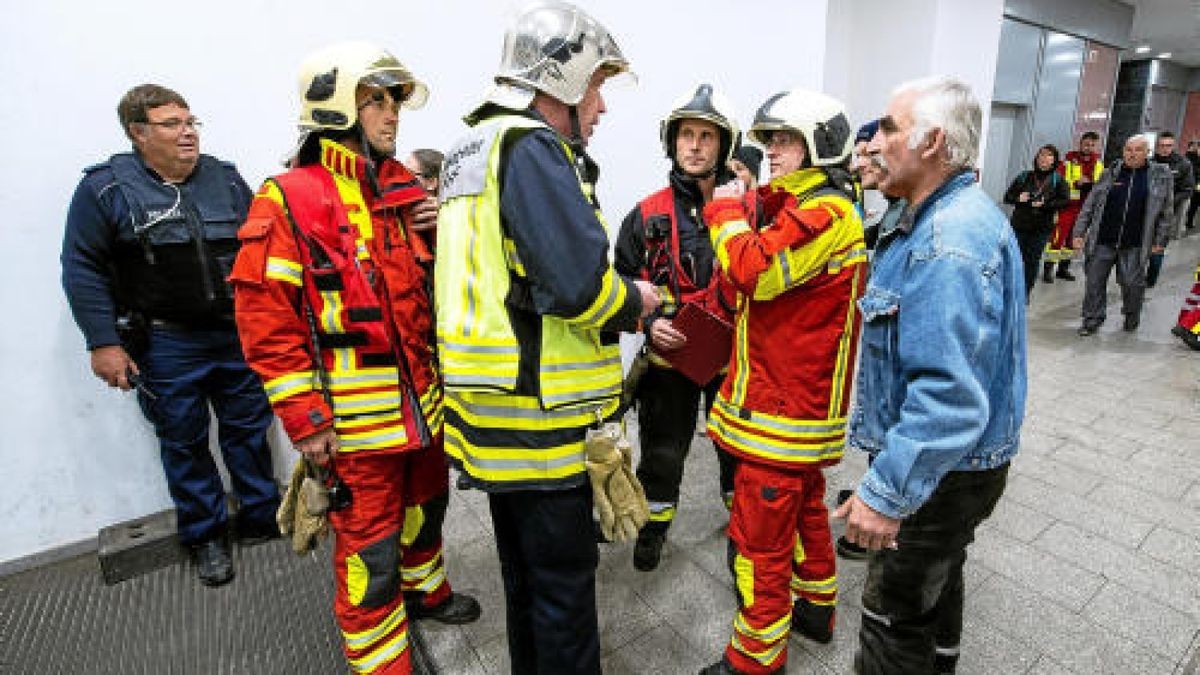 In der Nacht zum Sonntag gab es am Erfurter Hauptbahnhof eine Großübung. Knapp 600 Rettungskräfte simulierten den Einsatz nach einem Anschlag. Foto: Marcus Scheidel