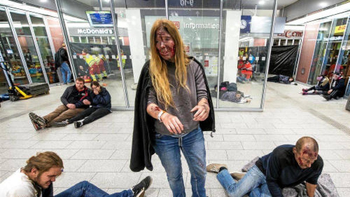 In der Nacht zum Sonntag gab es am Erfurter Hauptbahnhof eine Großübung. Knapp 600 Rettungskräfte simulierten den Einsatz nach einem Anschlag. Foto: Marcus Scheidel