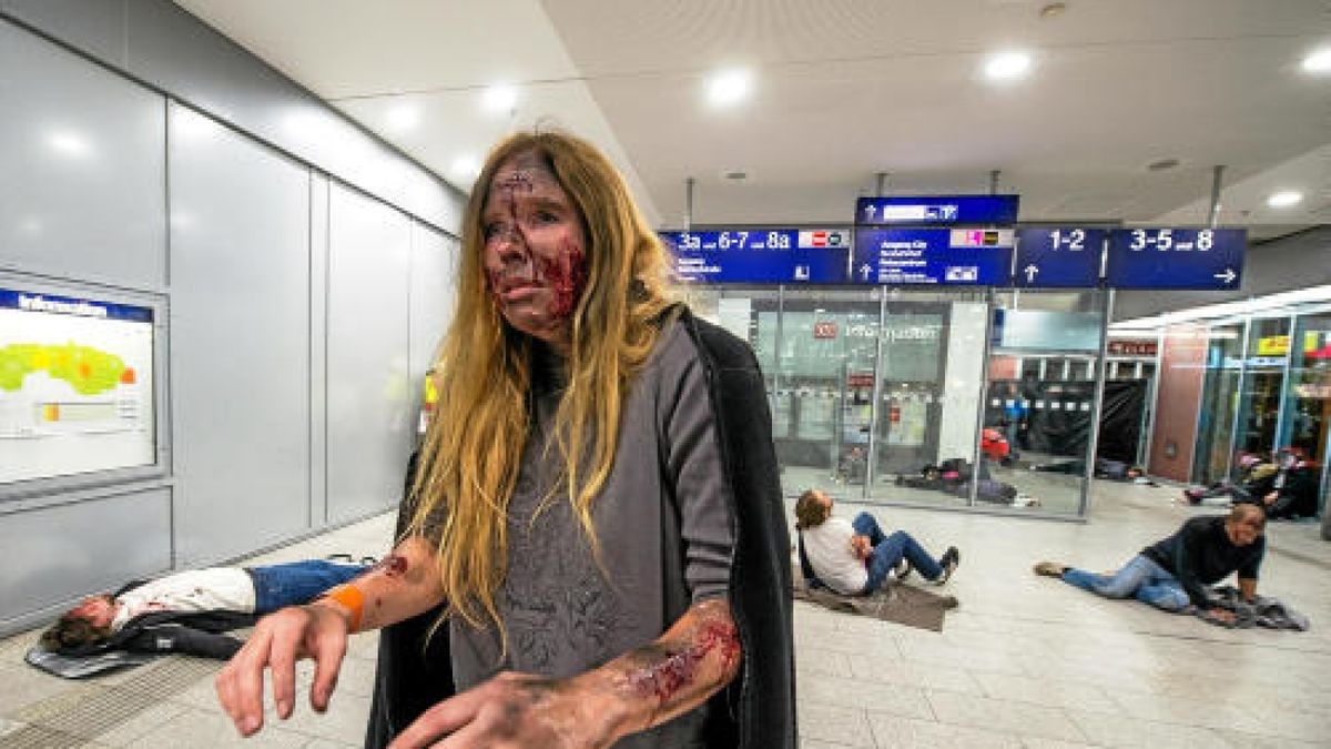 In der Nacht zum Sonntag gab es am Erfurter Hauptbahnhof eine Großübung. Knapp 600 Rettungskräfte simulierten den Einsatz nach einem Anschlag. Foto: Marcus Scheidel