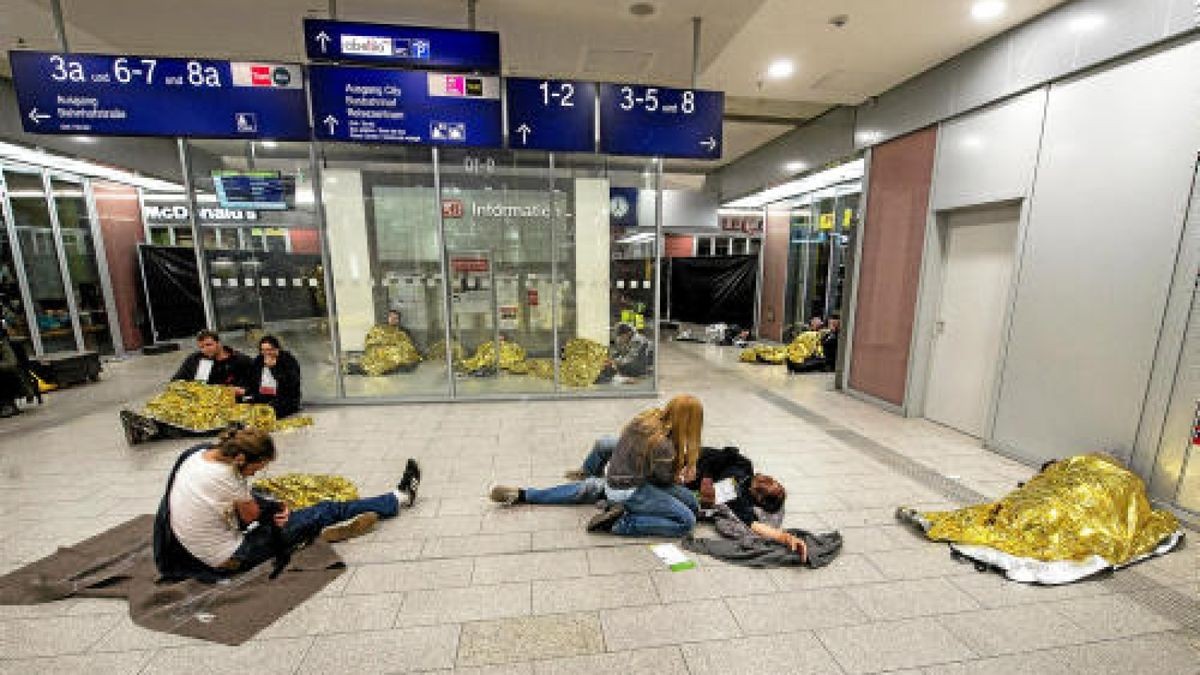 In der Nacht zum Sonntag gab es am Erfurter Hauptbahnhof eine Großübung. Knapp 600 Rettungskräfte simulierten den Einsatz nach einem Anschlag. Foto: Marcus Scheidel