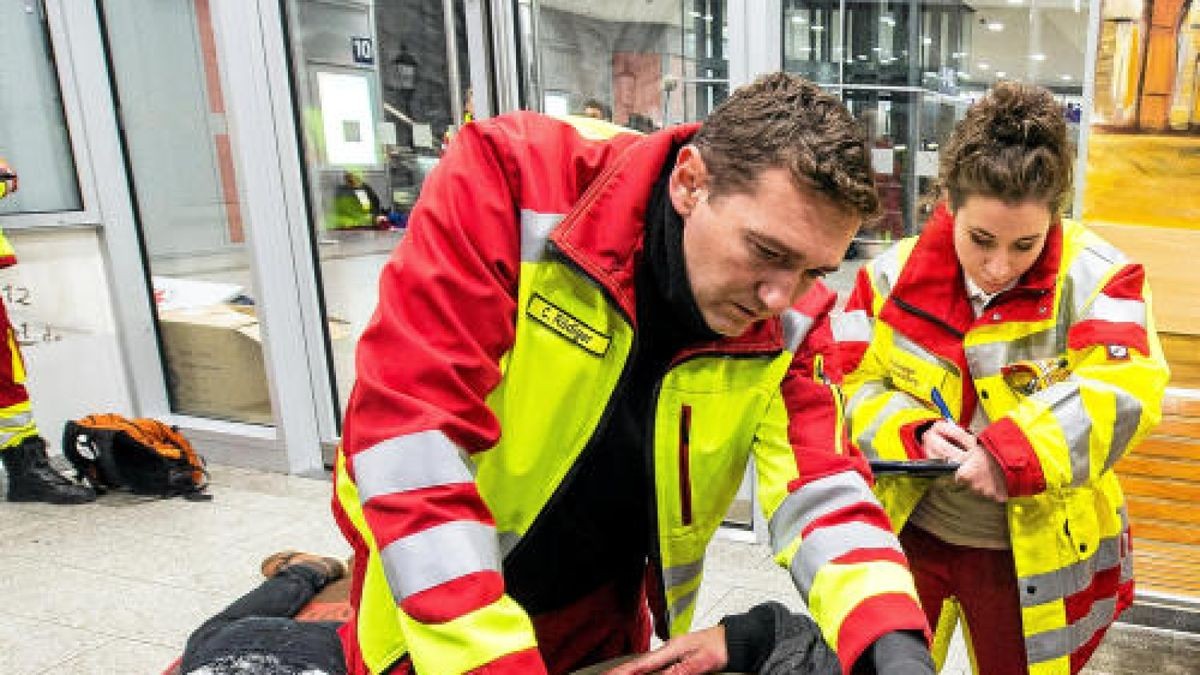 In der Nacht zum Sonntag gab es am Erfurter Hauptbahnhof eine Großübung. Knapp 600 Rettungskräfte simulierten den Einsatz nach einem Anschlag. Foto: Marcus Scheidel