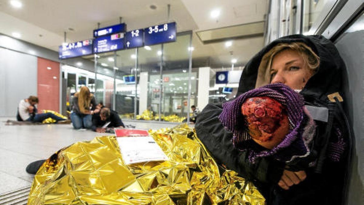 In der Nacht zum Sonntag gab es am Erfurter Hauptbahnhof eine Großübung. Knapp 600 Rettungskräfte simulierten den Einsatz nach einem Anschlag. Foto: Marcus Scheidel