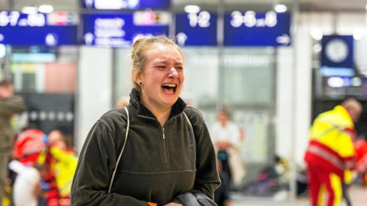 In der Nacht zum Sonntag gab es am Erfurter Hauptbahnhof eine Großübung. Knapp 600 Rettungskräfte simulierten den Einsatz nach einem Anschlag. Foto: Marcus Scheidel